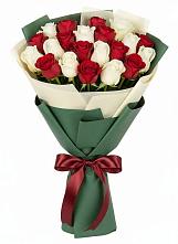 Букет Микс из красных и белых роз в Яшкуле
