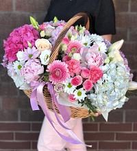 Цветочная композиция из Розы, Хризантемы, Пионы и Лизиантусы в корзине в Яшкуле