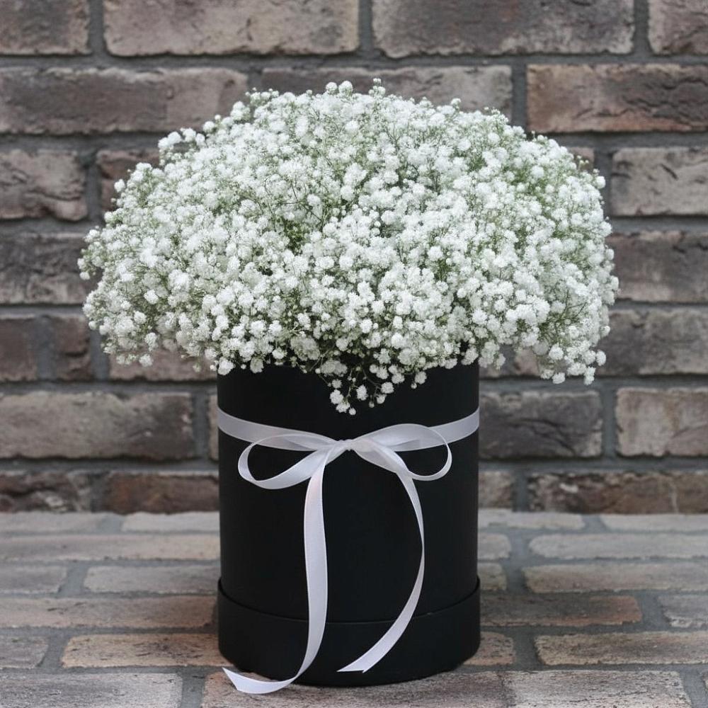 Цветочная композиция из Гипсофила в шляпной коробке в Яшкуле