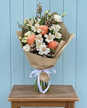 Букет цветов из:  Альстромерии, Лизиантусы, Розы и Хризантемы в Яшкуле