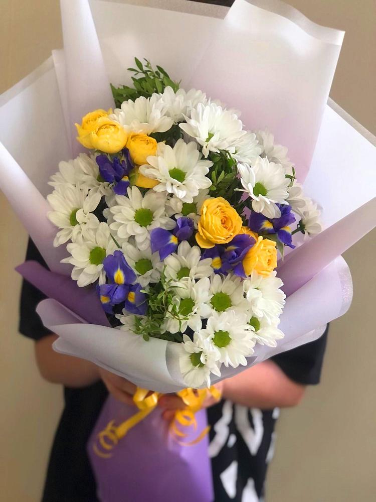 Букет цветов из: Ирисы, Хризантемы и Розы в Яшкуле