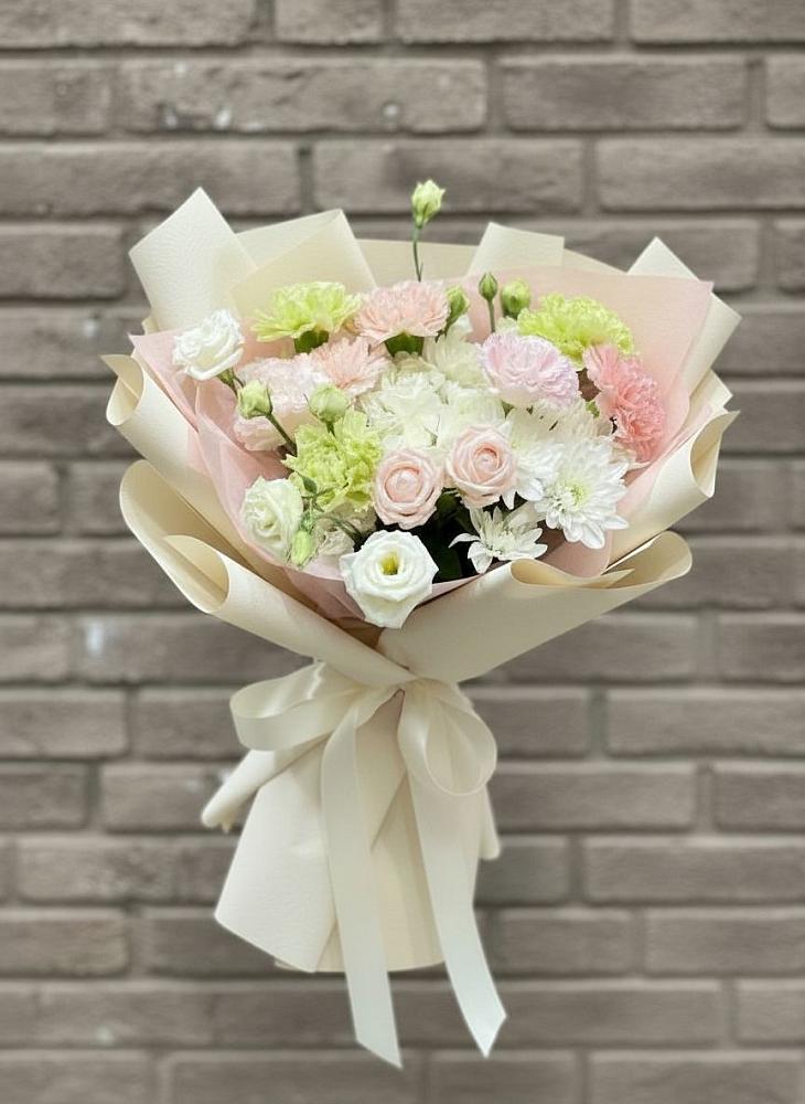 Букет цветов из: Гвоздики, Розы, Лизиантусы и Хризантемы в Яшкуле