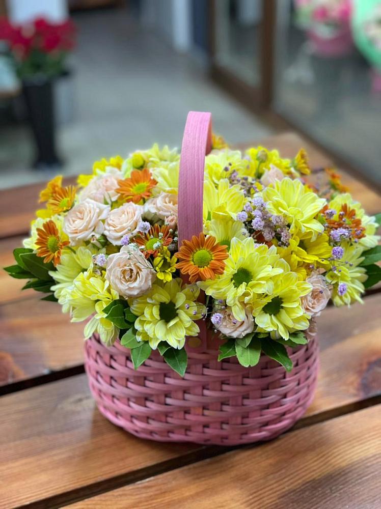 Цветочная композиция из Хризантемы и Розы в корзине в Яшкуле