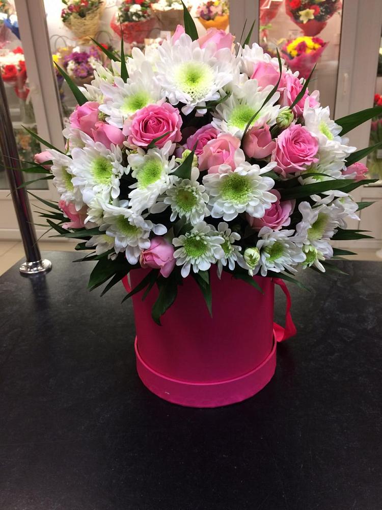 Цветочная композиция из Розы и Хризантемы в шляпной коробке в Яшкуле