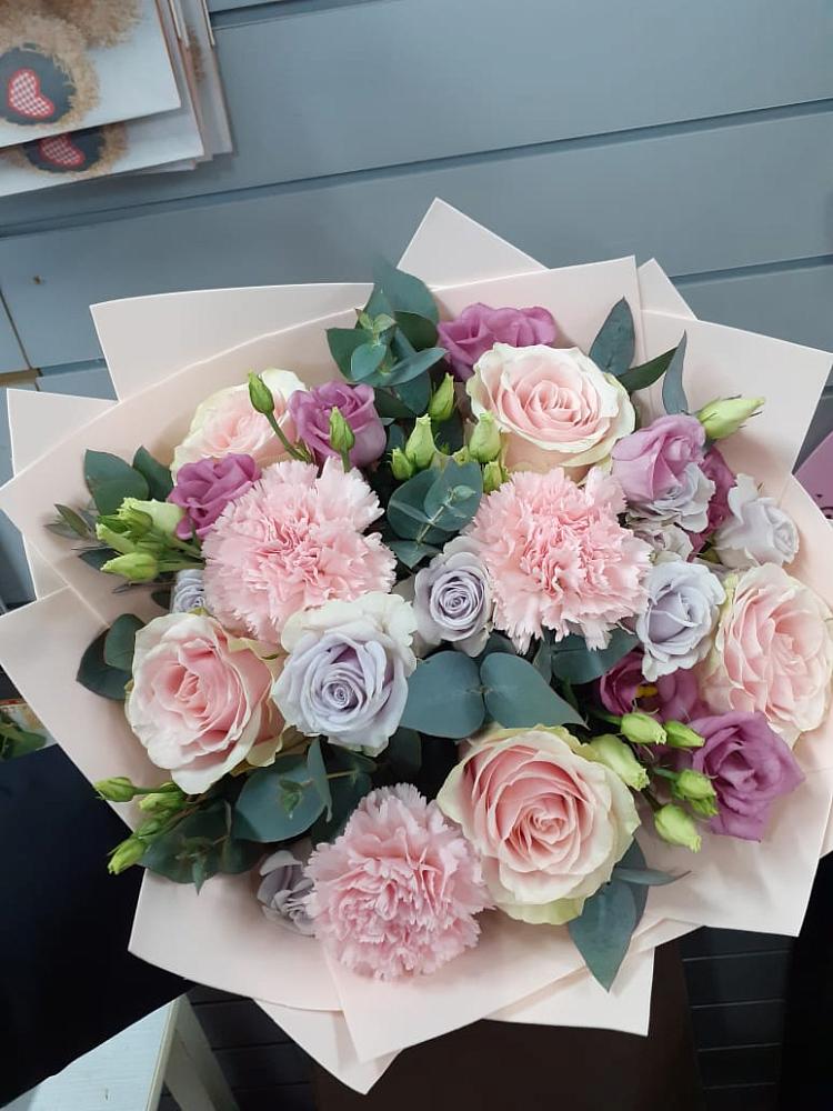 Букет цветов из: Розы, Гвоздики и Лизиантусы в Яшкуле