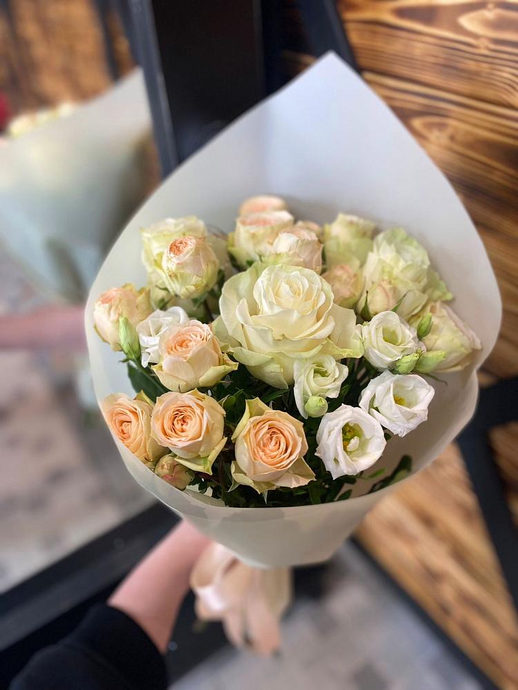 Букет цветов из: Розы и Лизиантусы в Яшкуле