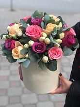 Цветочная композиция из Розы в шляпной коробке в Яшкуле